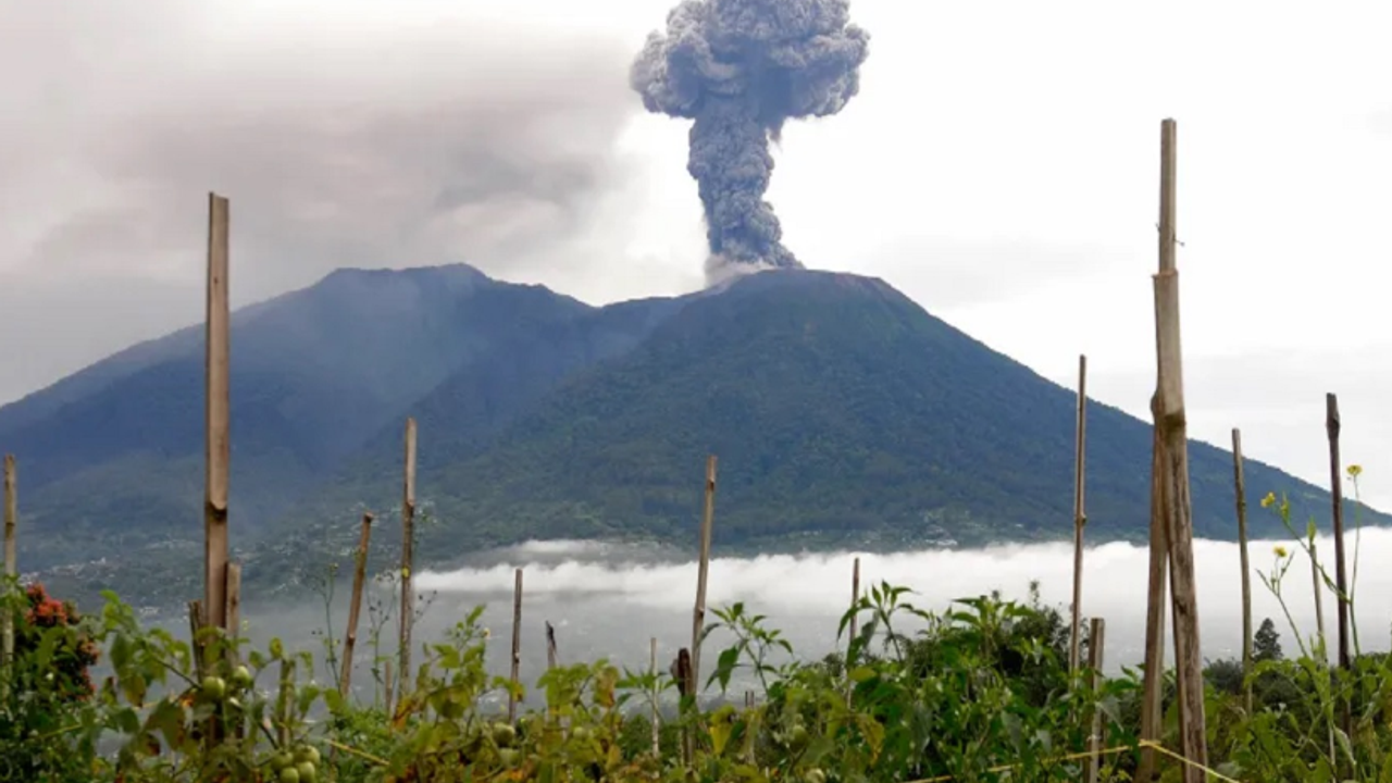 Endonezya'nın en aktif yanardağı patladı!