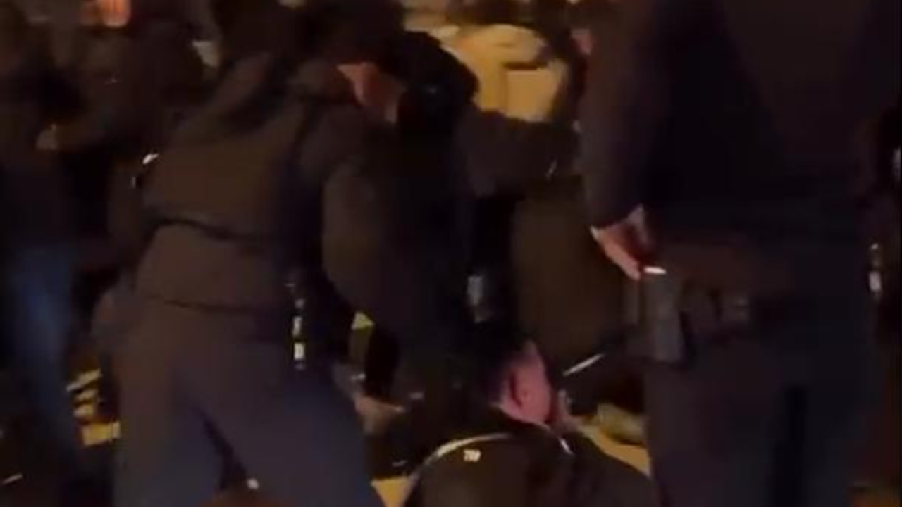 İşgalci polisi, Kudüs'te teravih kılmak isteyen Filistinlilere saldırdı