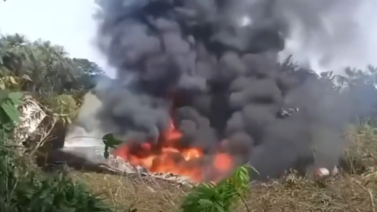 Son Dakika: 110’dan Fazla Asker Taşıyan Uçak Düştü