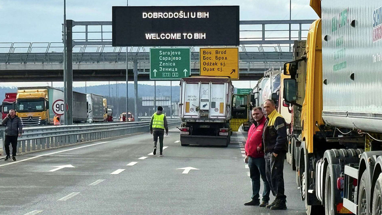 Bosna Hersek'te AB'ye protesto: Kamyonlar kontak kapattı