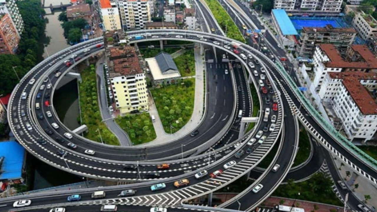 Sekiz katlı bina koskoca bir yolun göbeğinde tek başına duruyor