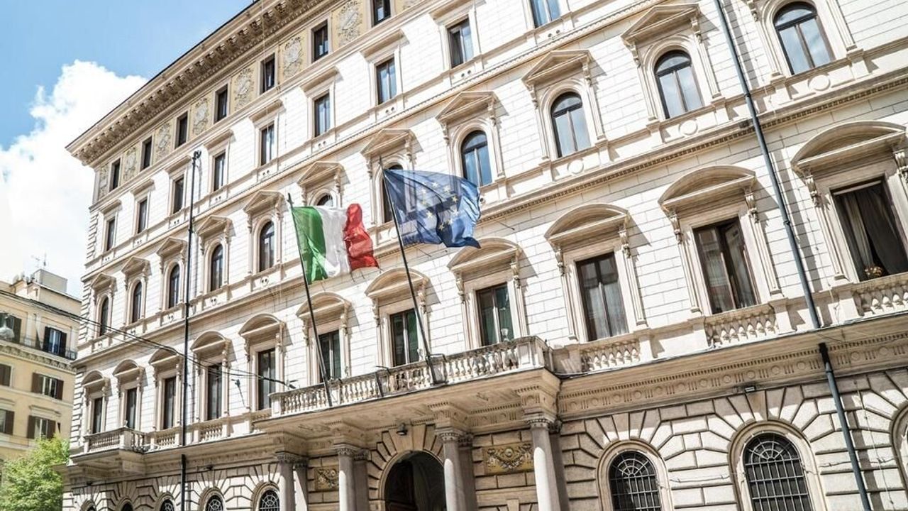 300 asker vardı.. İtalyan Üssü de vuruldu