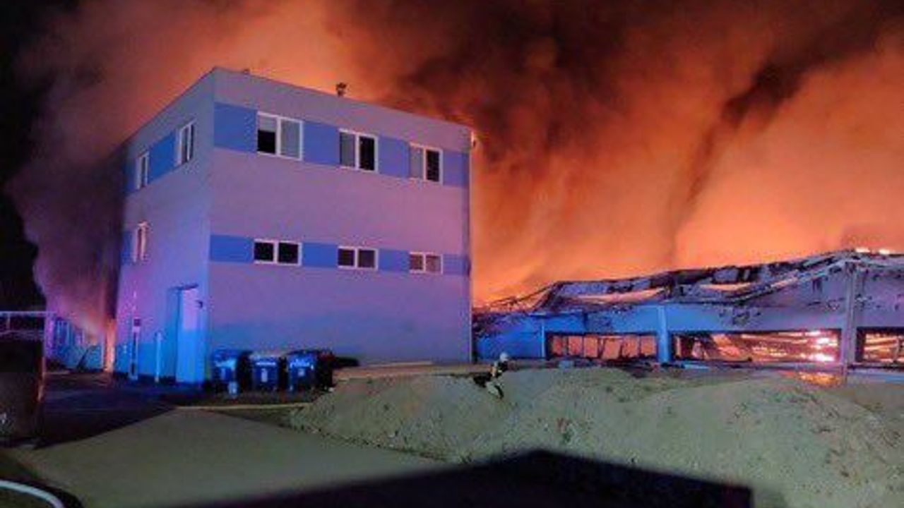 Çekya'da siyonistlerin silah şirketinin deposu yakıldı