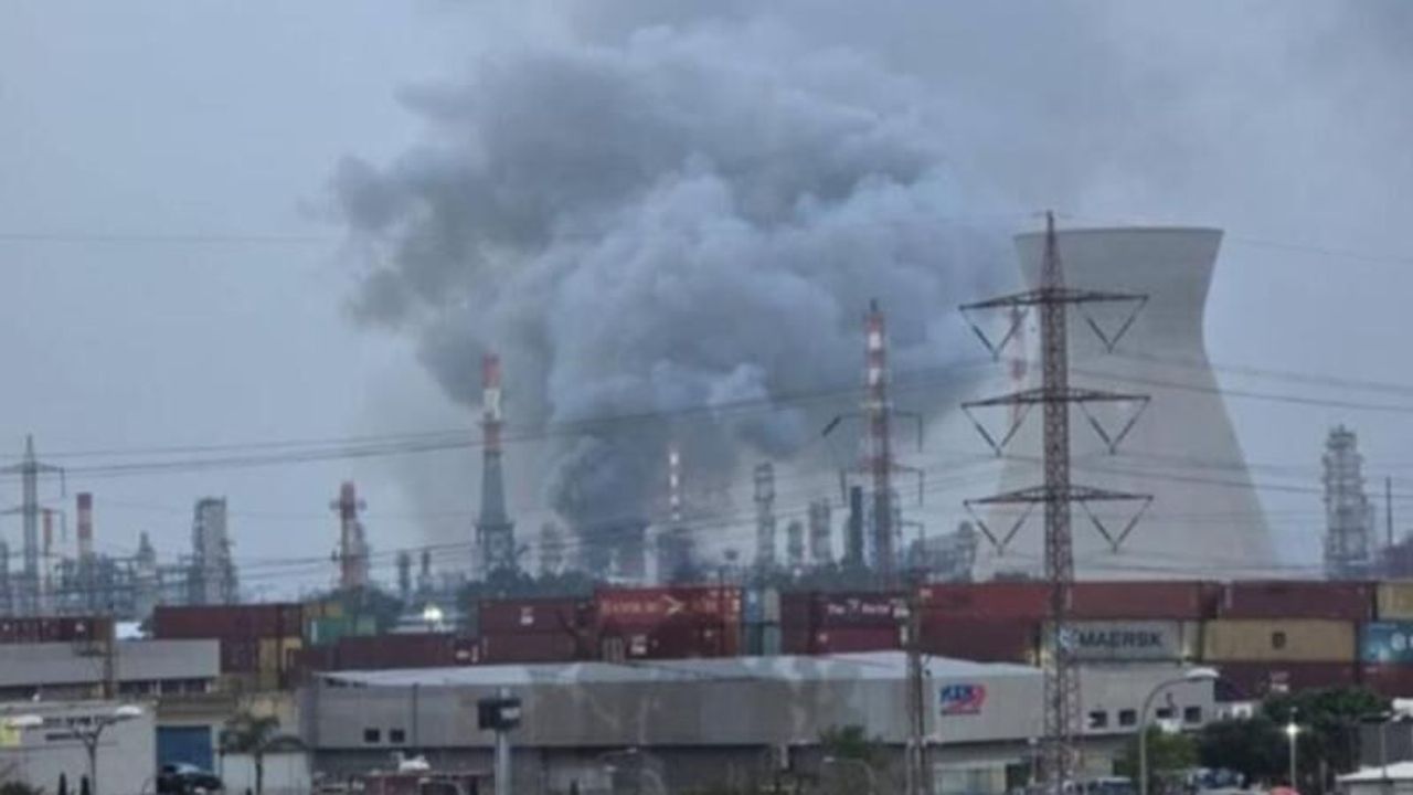 İran petrol rafinerisini vurdu: Hayfa'da dumanlar yükseliyor