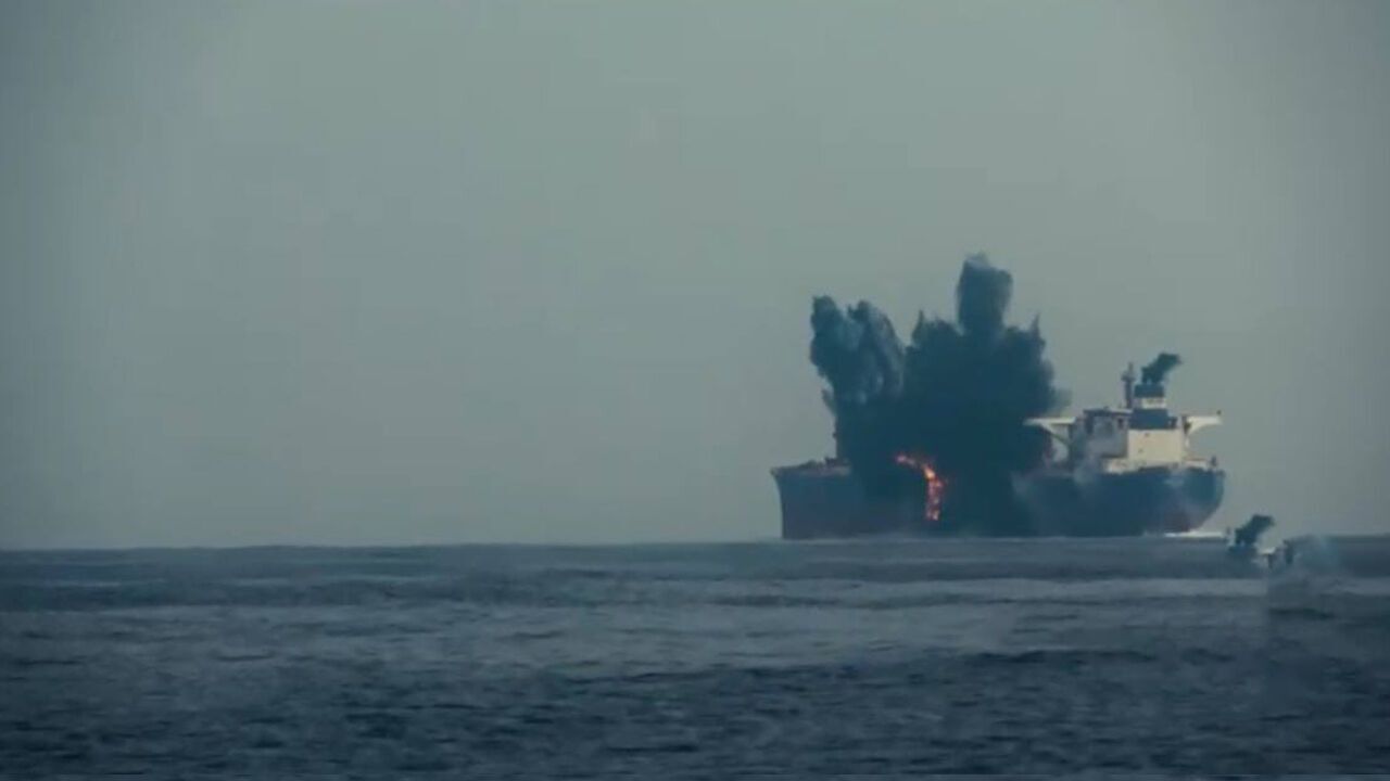 Fujeyre açıklarında bir tanker vuruldu