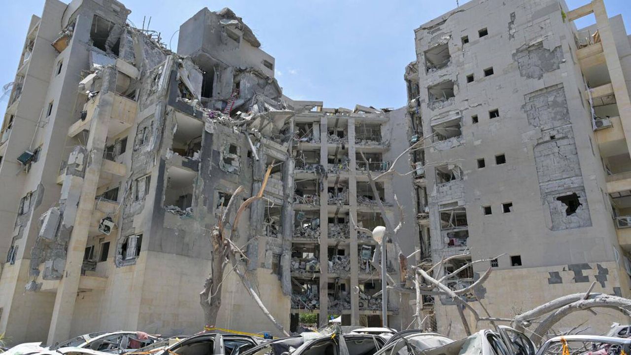 İran, siyonist rejim ve ABD üslerini füzelerle vurdu