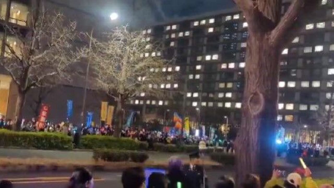 Tokyo’da Öfke Selini Tetikleyen Ziyaret: Başbakanlık Önünde İstifa Sesleri