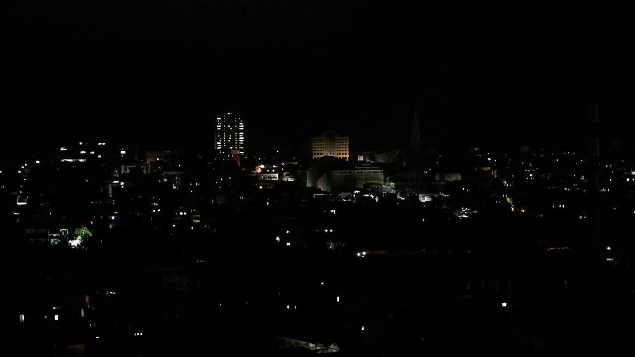 Ülkenin ulusal elektrik sistemi tamamen çöktü, karanlığa büründü