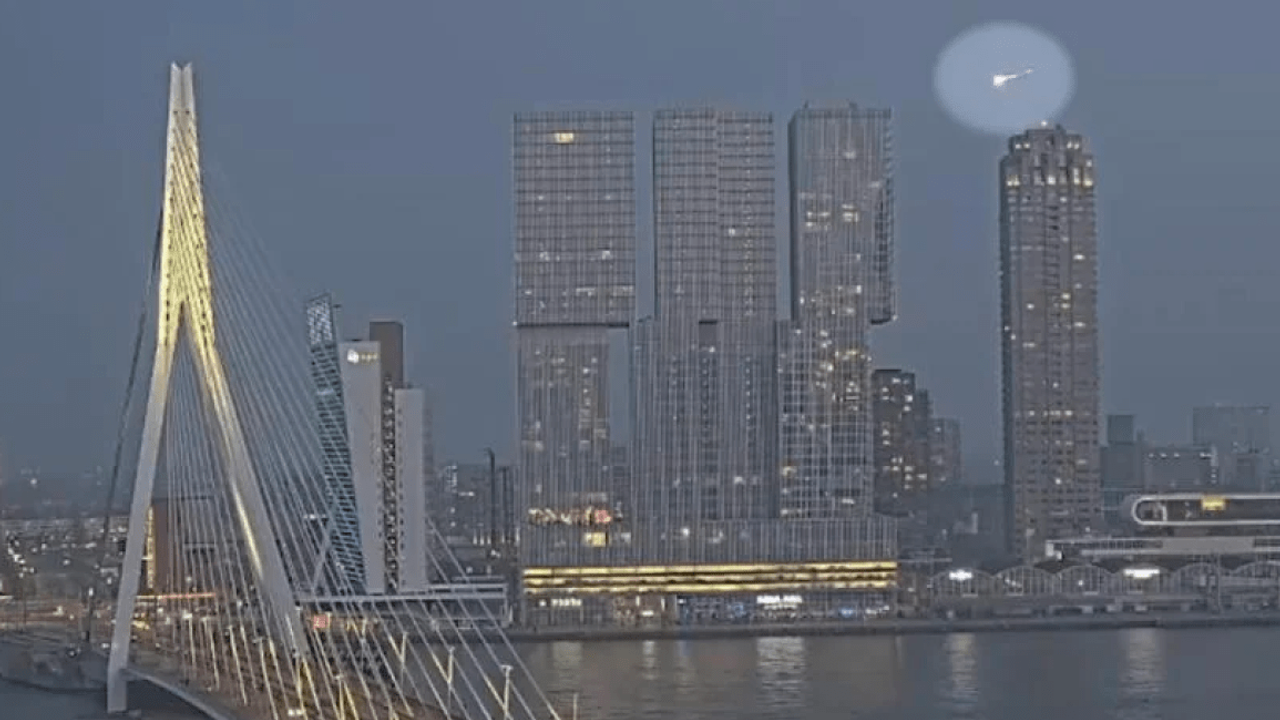 3 Avrupa ülkesine gökten taş yağdı, evlerin çatıları delindi