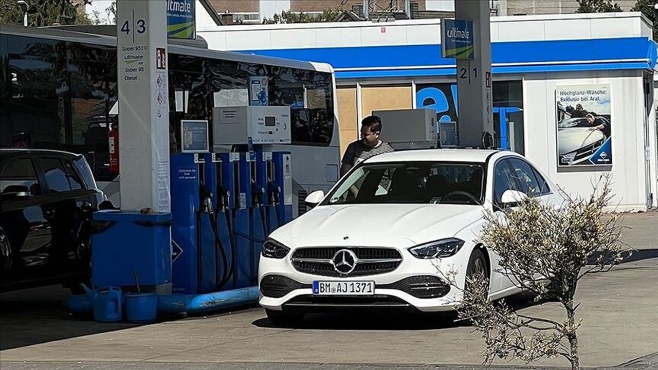 Almanlar araçlarına daha ucuz yakıt almak için Polonya’ya gidiyor!