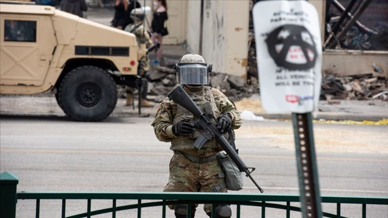 Trump’tan, ABD havaalanlarına Ulusal Muhafız gönderme seçeneği