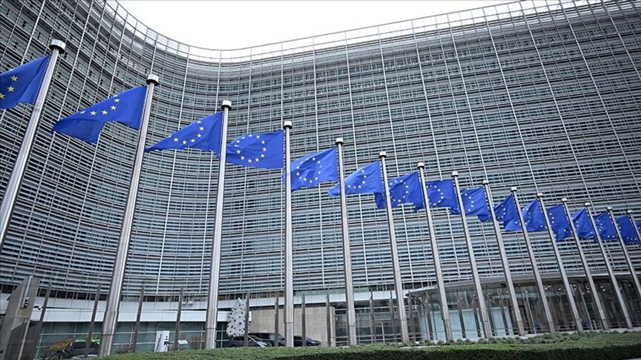 AB, Rusya'dan petrol ithalatını tamamen yasaklayacak teklifi erteledi