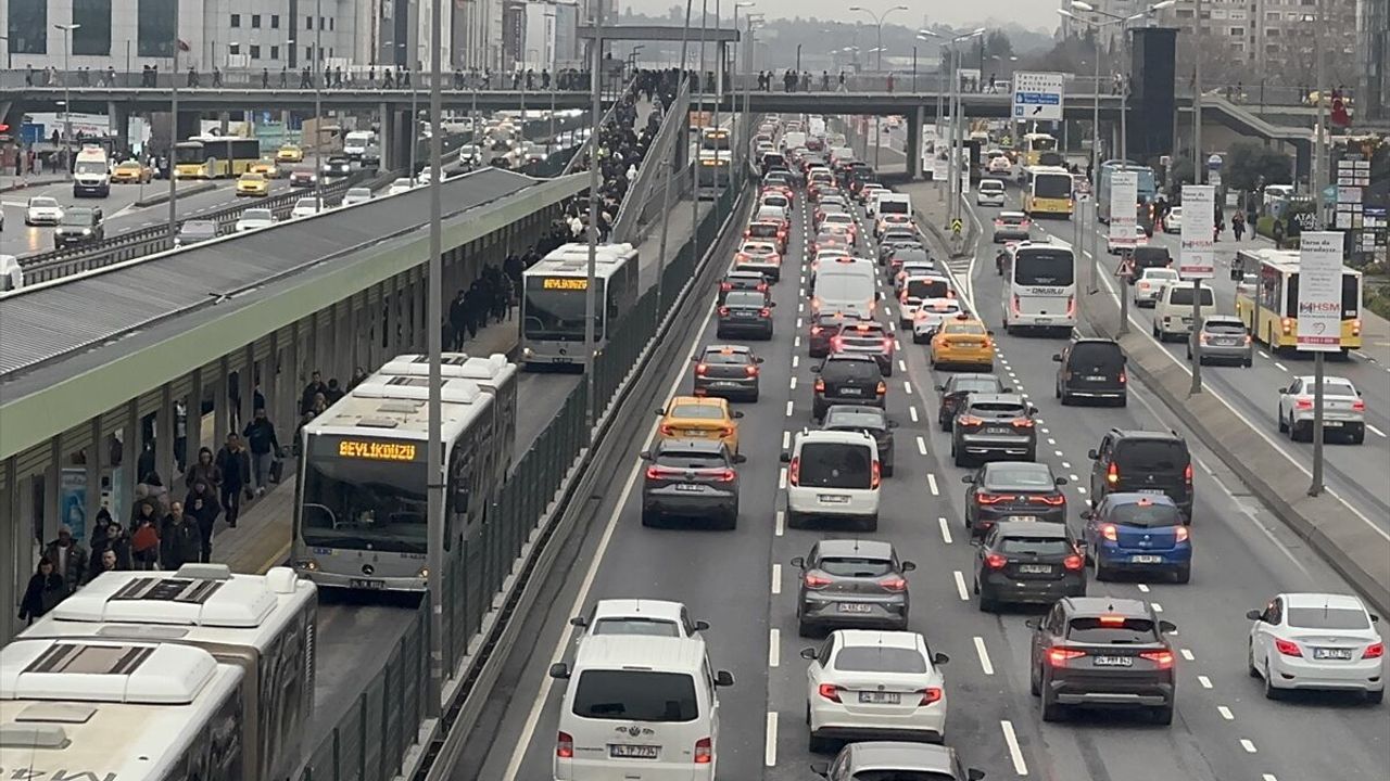 İstanbul'da bayram tatilinin ardından ilk iş gününde trafik yoğunluğu