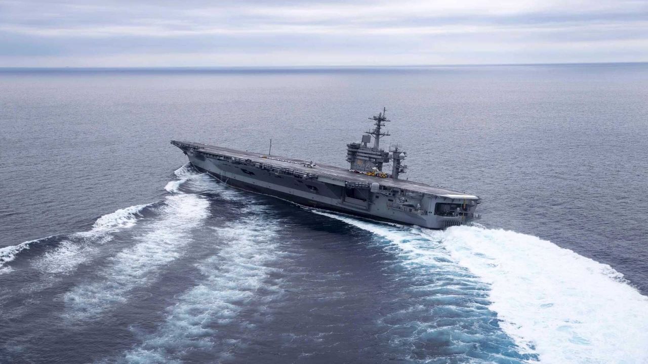 İran ABD'nin uçak gemisini vurdu, gemi kaçtı