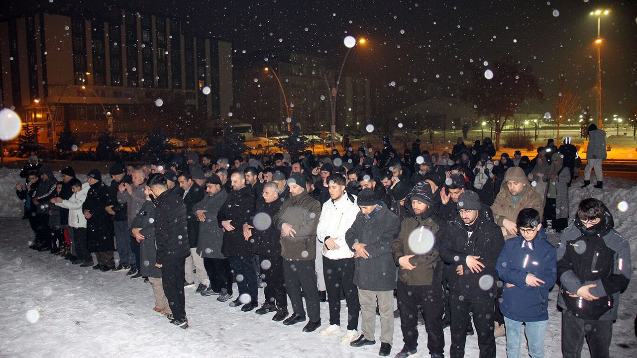 Ağrı’da İslam Coğrafyası İçin Tek Ses: Saldırılara Ulu Camii Önünde Sert Tepki!
