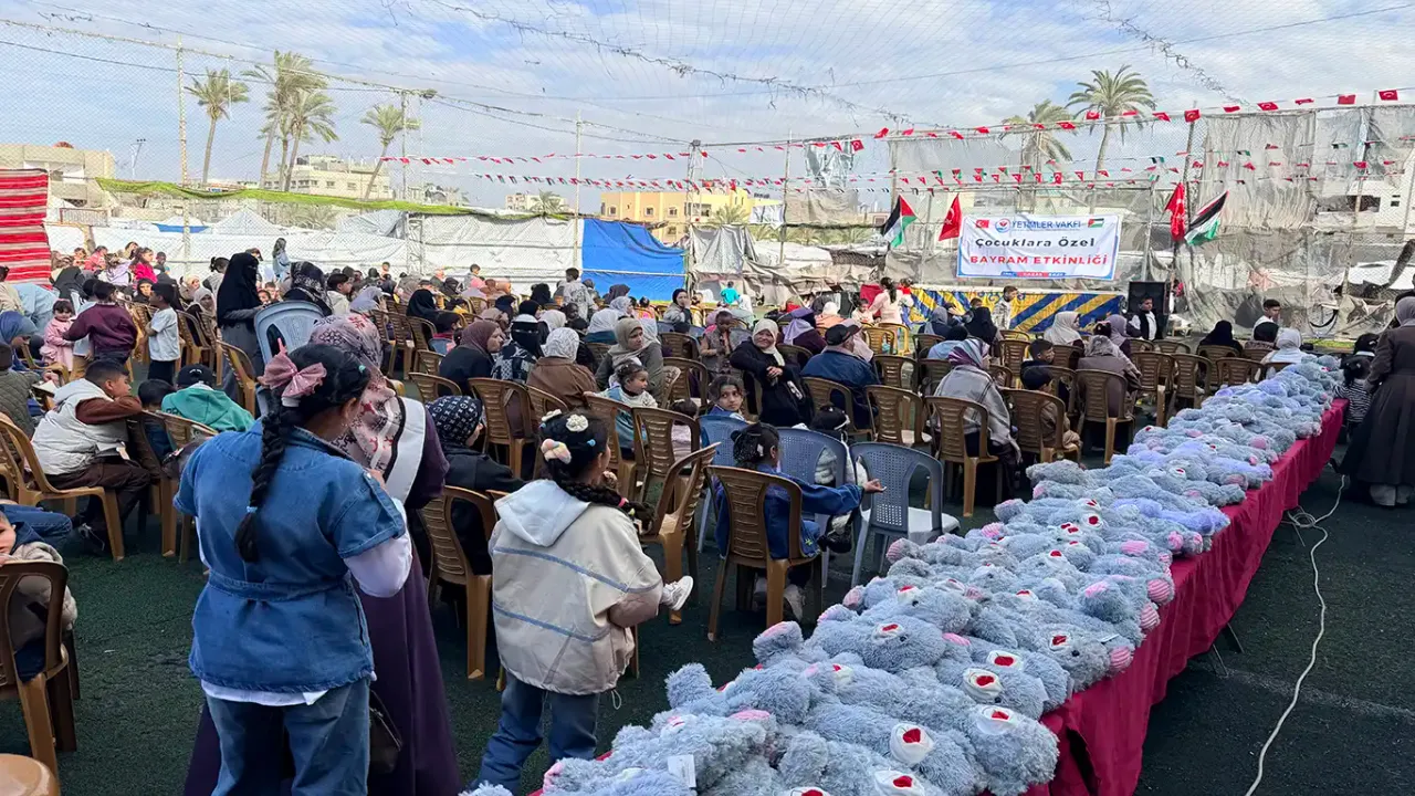 Gazze’de Bayram Coşkusu: Yetimler Vakfı Minik Yüzleri Güldürdü