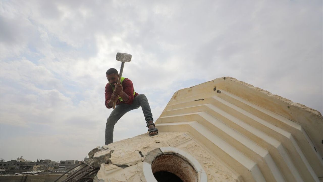 Gazze'de sivil savunma ekipleri iş başında