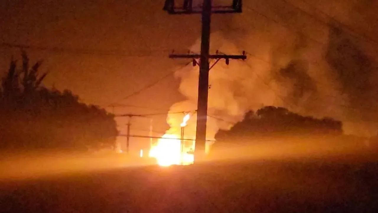 Yakıt ihtiyacının yüzde 10'unu karşılıyordu.. Petrol rafinerisinde büyük yangın