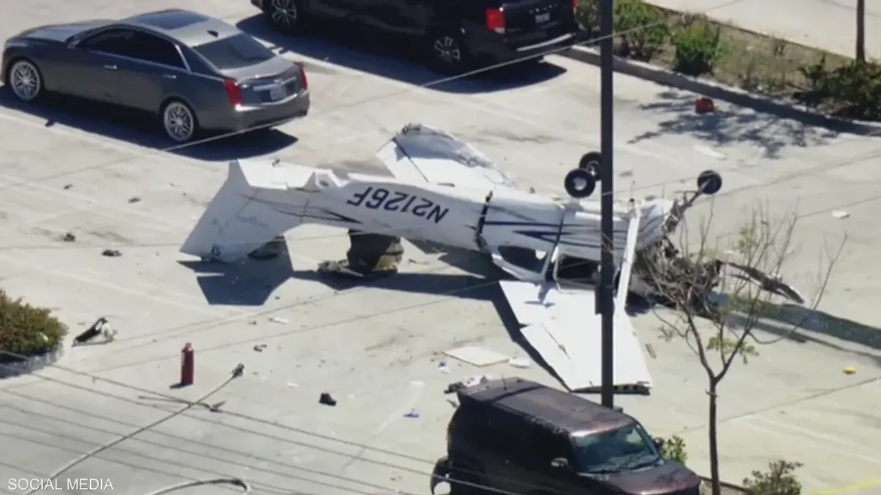 Otoparka uçak düştü