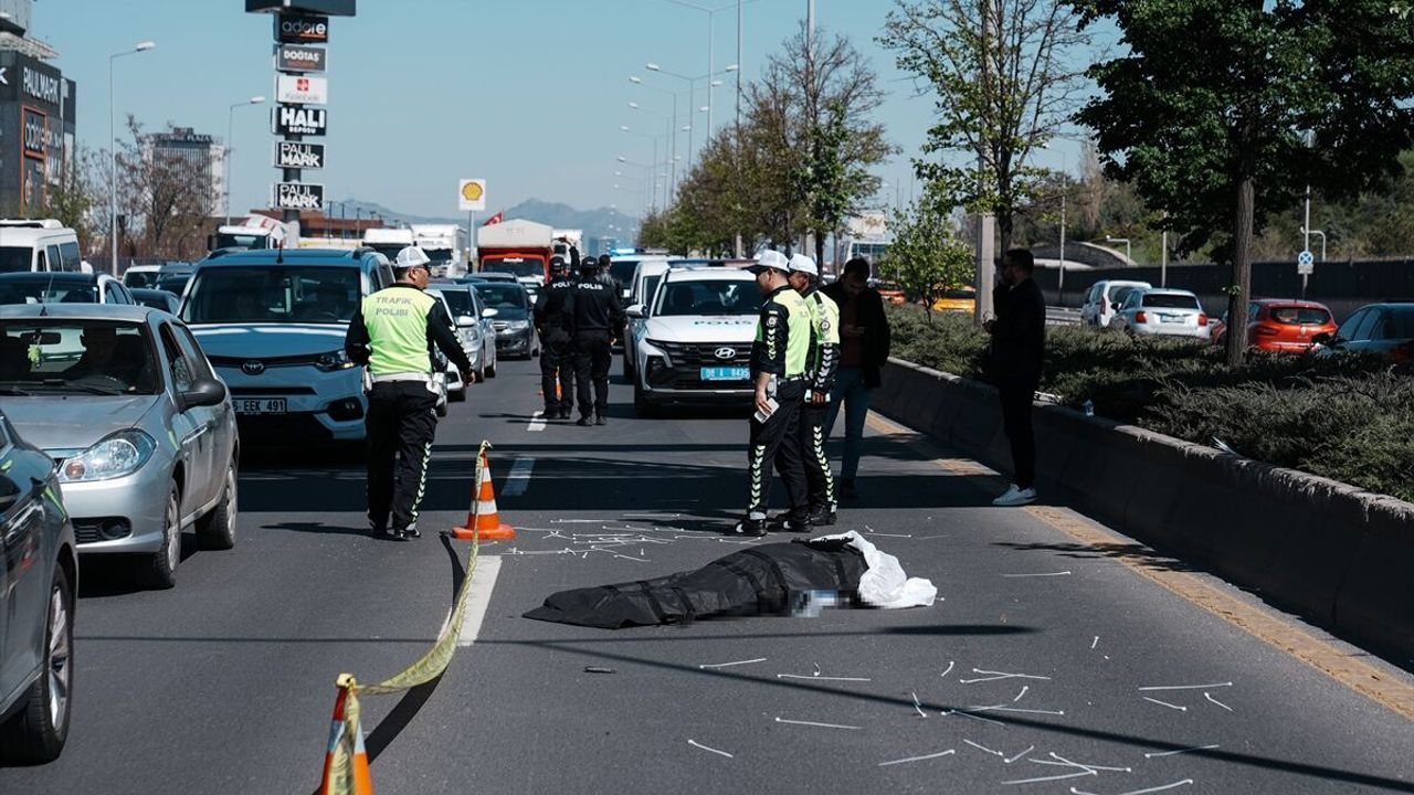 Reklam afişi asarken canından oldu