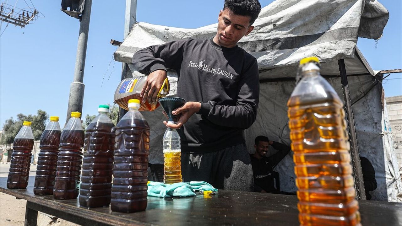 Gazzeliler destan yazıyor. Atık plastikten yakıt ürettiler