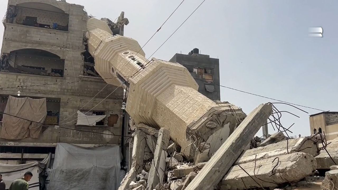 Gazzeliler Cuma namazlarını cami enkazlarının üzerinde de olsa aksatmıyor