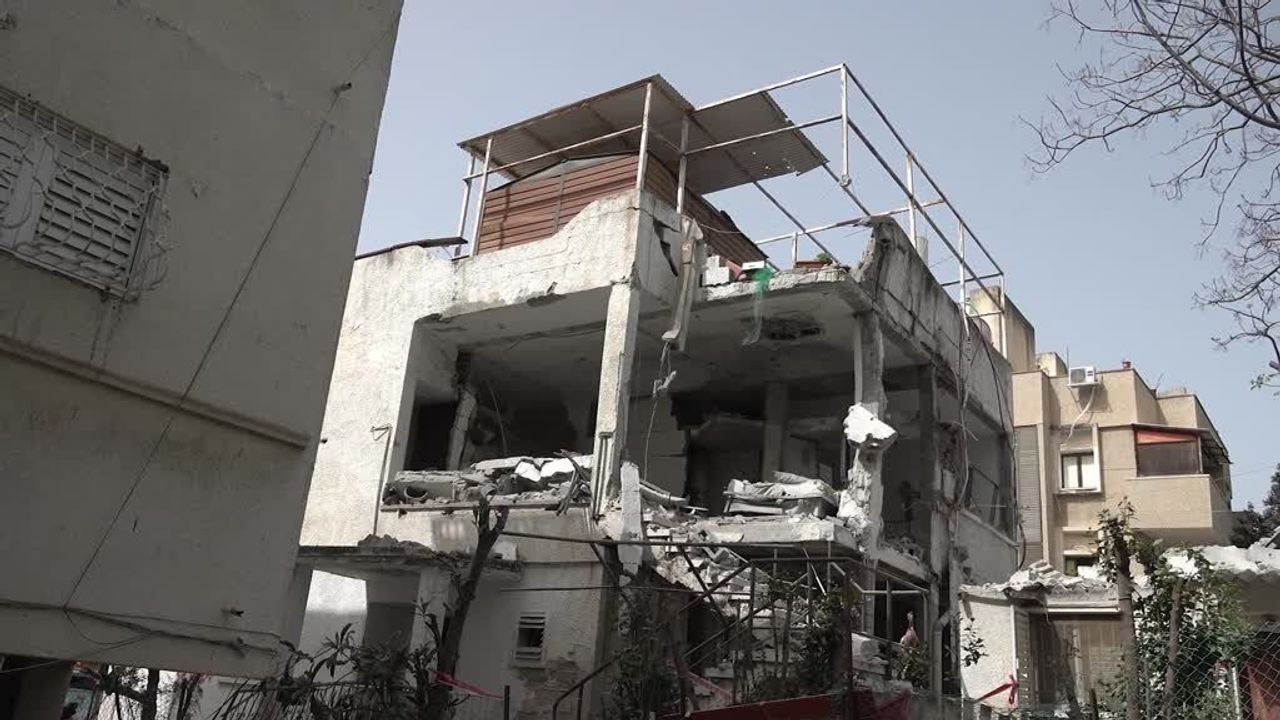 İran füzesinin Tel Aviv'de isabet ettiği alan görüntülendi