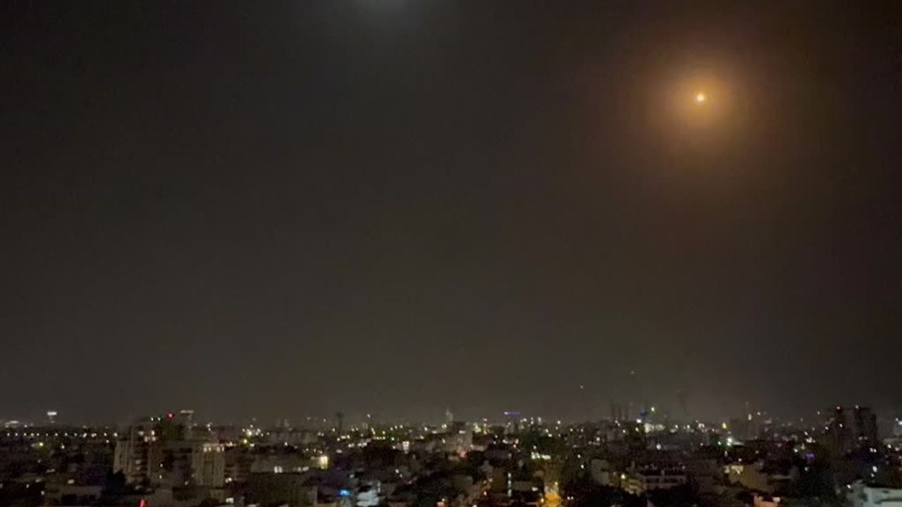 Demir Kubbe artık yok! İran füzeleri Tel Aviv'i vuruyor