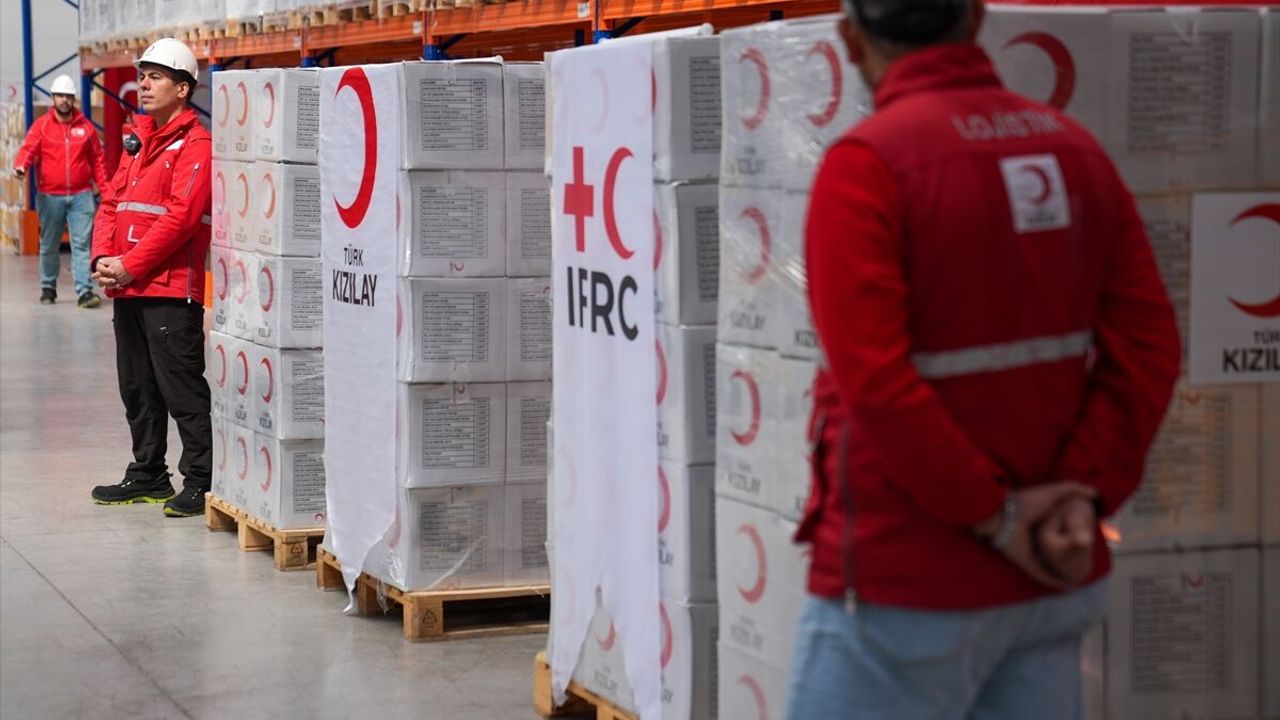 Kızılay'ın İran'a gönderdiği insani yardım tırları yola çıktı