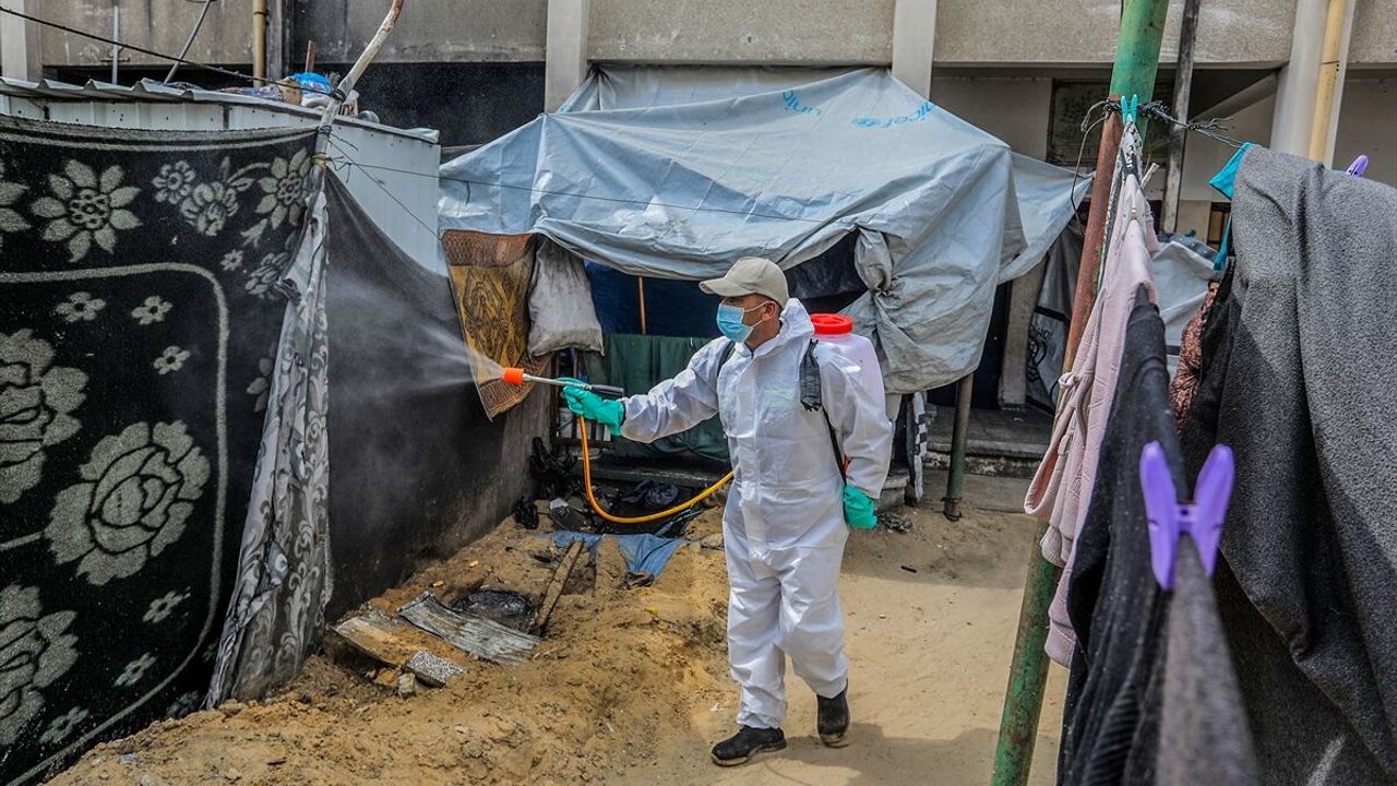 Gazze'de insanlara ciddi zararlar vermeye başlayan haşere ve farelere karşı ilaçlama başlatıldı