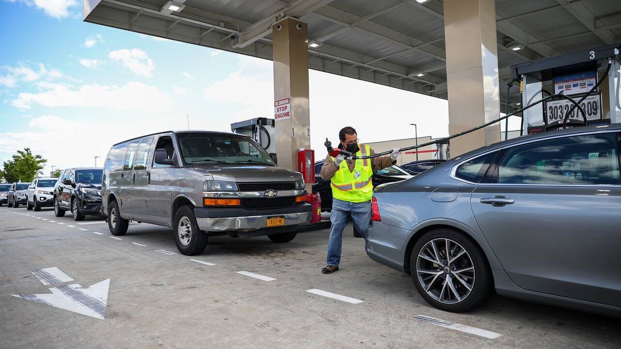 Trump yine yalanlandı.. ABD: Yakıt fiyatları hemen düşmeyecek