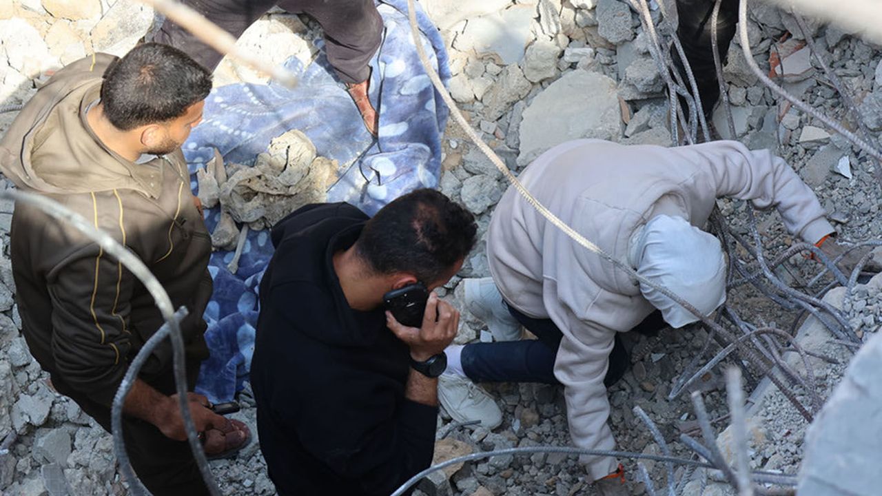 Şehitlerin naaşları enkaz altında kayboluyor