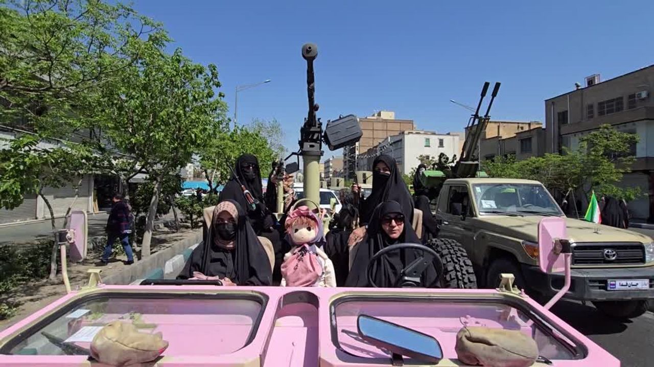 Kadınlar silah ve roketatarlarla İran İslam Cumhuriyeti'ne desteklerini gösterdi