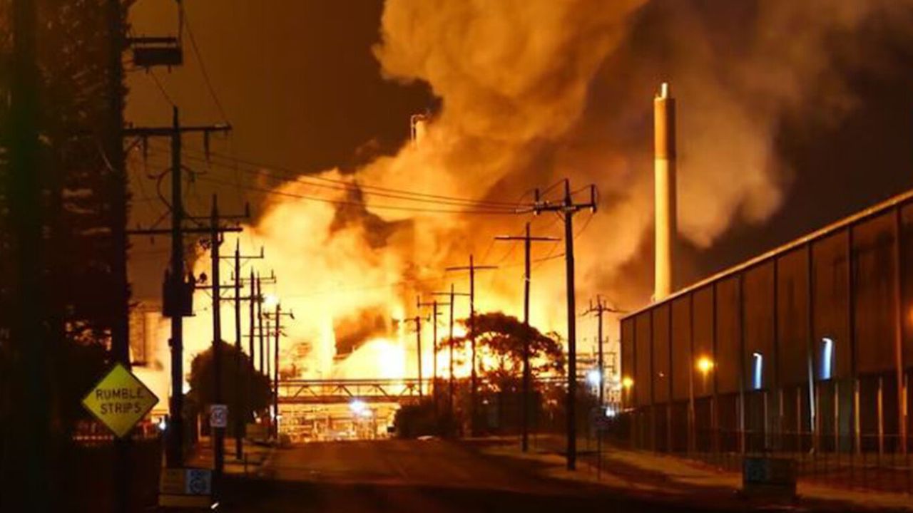 Dev rafineride yangın sonrası art arda patlamalar
