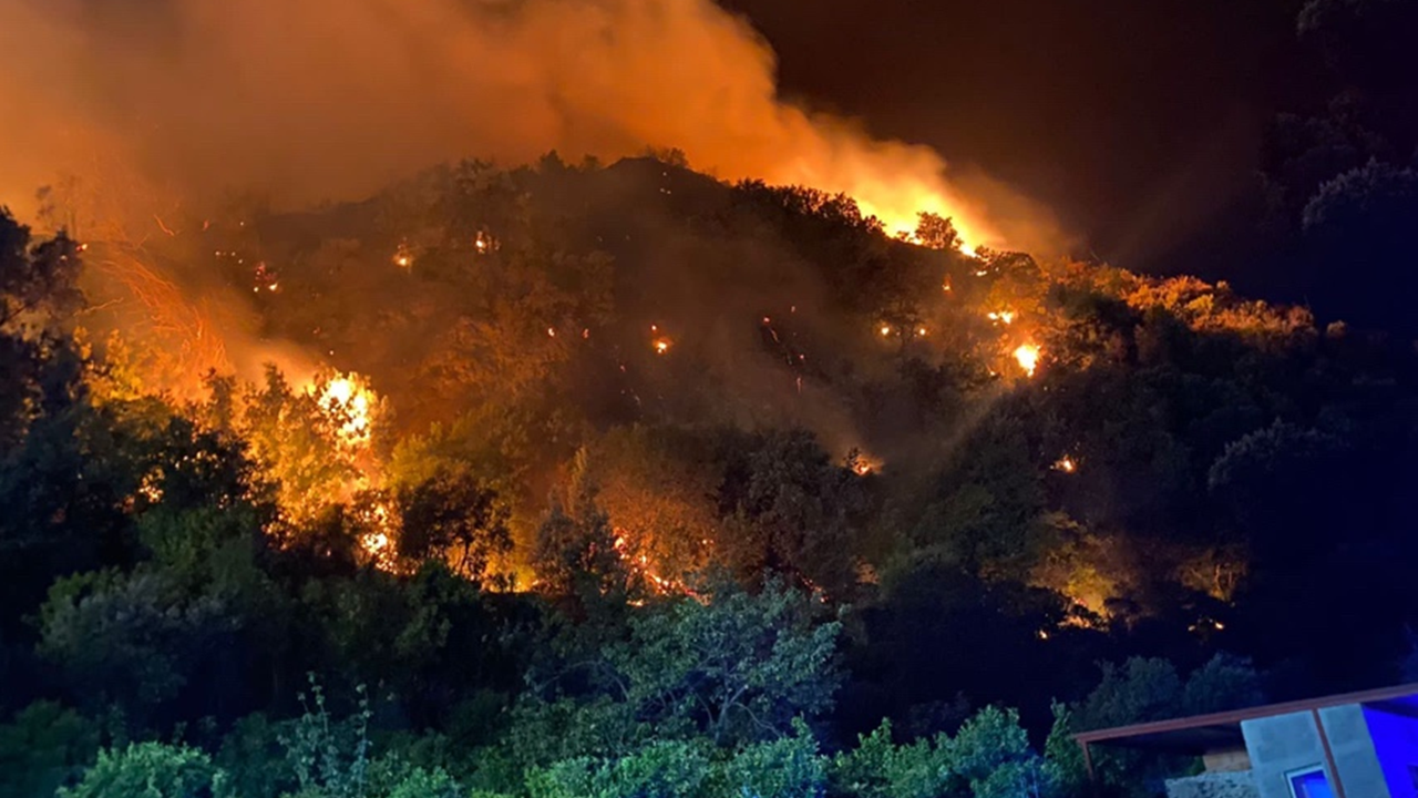 İtalya Varese’de orman yangını mücadelesi!