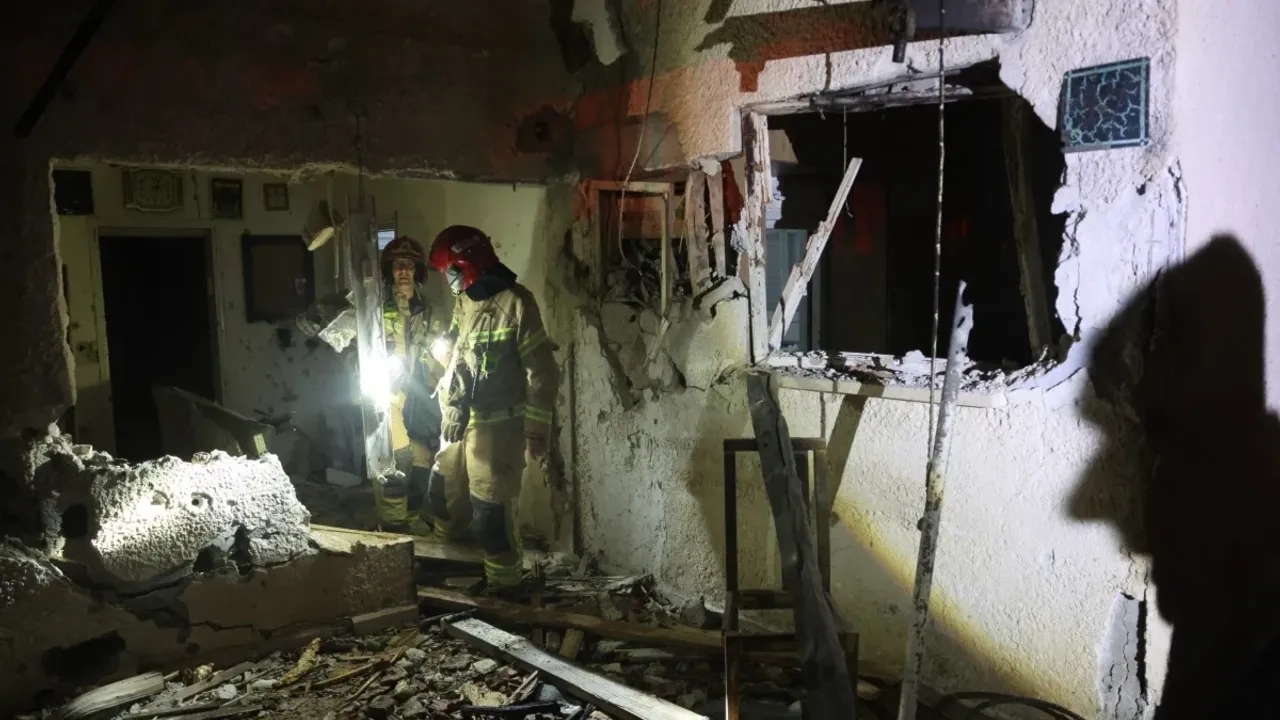 Siyonistlere füze darbesi: Binalar çöktü, elektrikler kesildi