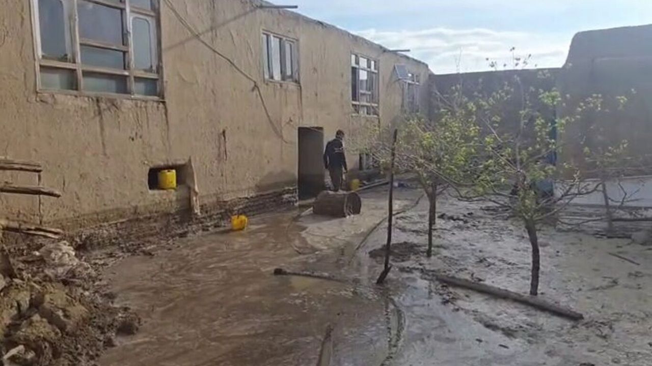 Aşırı yağışlardan dolayı yaklaşık 200 kişi öldü