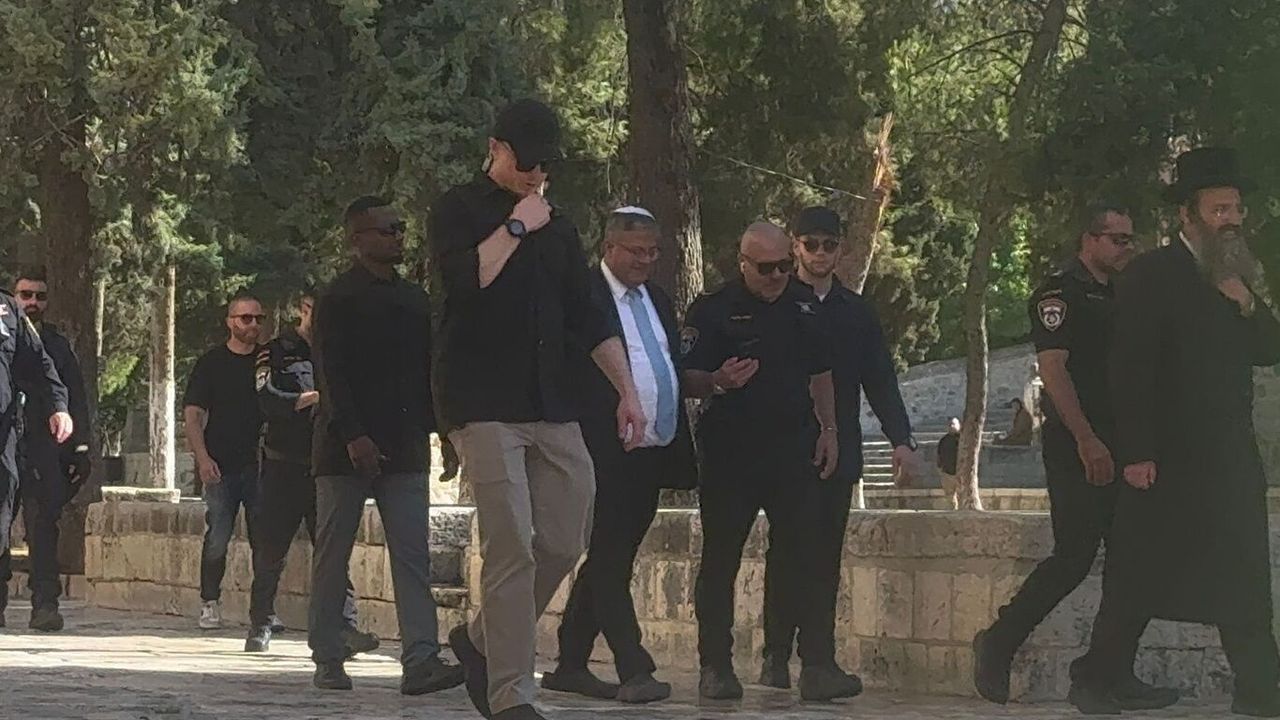 Siyonist Ben-Gvir, Mescid-i Aksa'ya saldırdı!