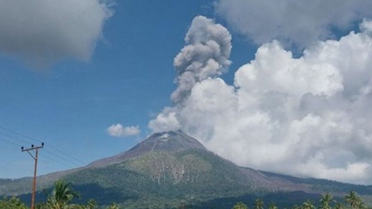 Endonezya'daki Lewotobi Dağı patladı!
