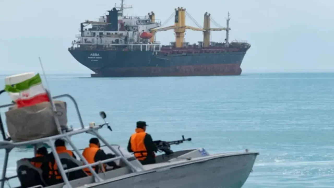 Hürmüz'den geçmeye çalışan iki petrol tankeri geri gönderildi