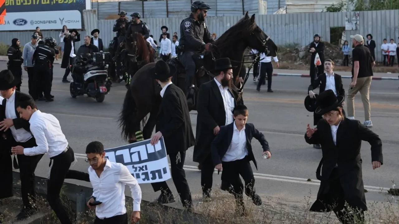 Harediler, israil askeri polis komutanının evini bastı