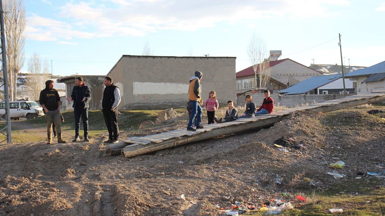Ağrı'da Ulaşım Çilesi: Kendi Köprülerini Kendileri Yaptı