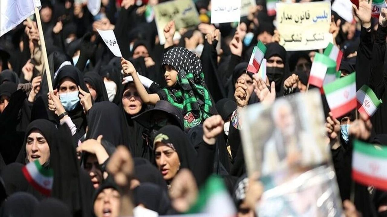 Tahran’da ateşkese karşı protesto!