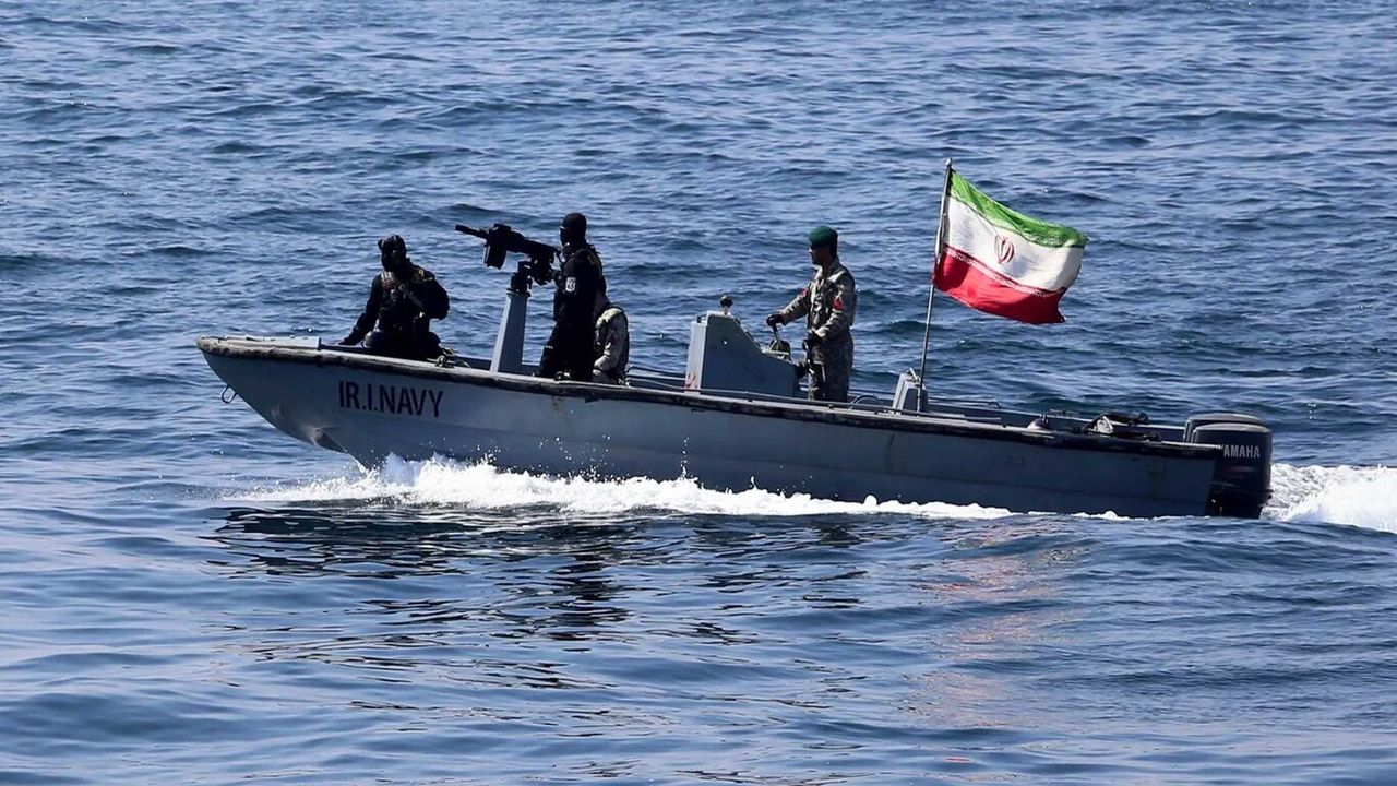 İran Devrim Muhafızları bir gemiye el koydu!