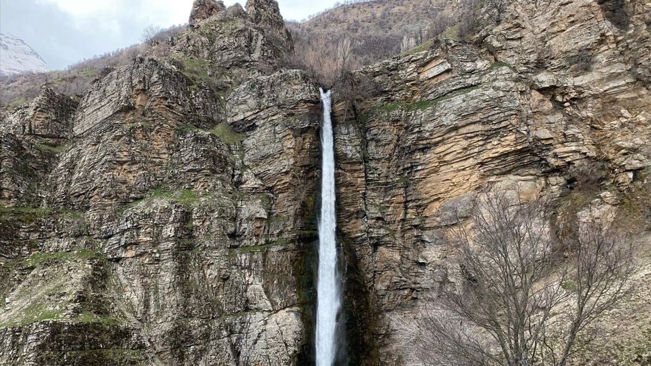 Gümüşkanat Şelalesi'nin debisi yükseldi