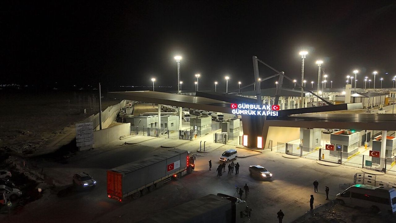 Türkiye'den 3 yardım tırı İran'a hareket etti