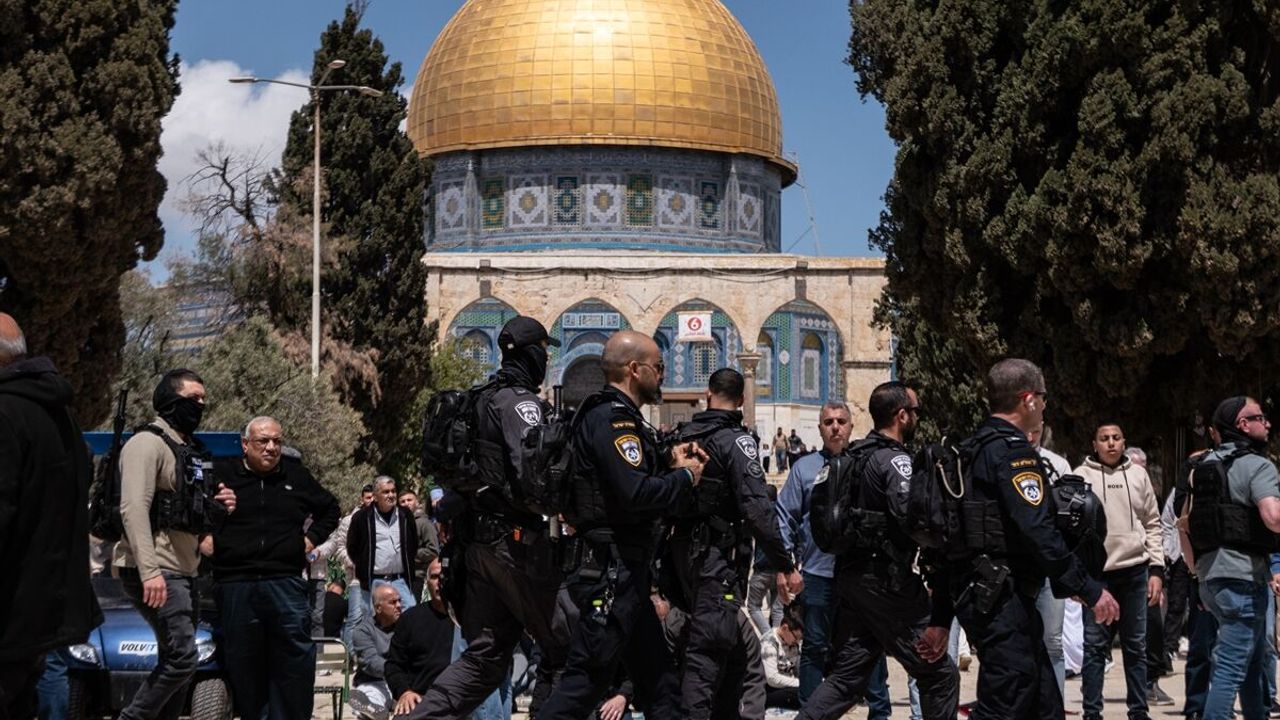 Filistinliler, savaş bahanesiyle 5 haftadır kapalı olan Aksa'ya akın etti!