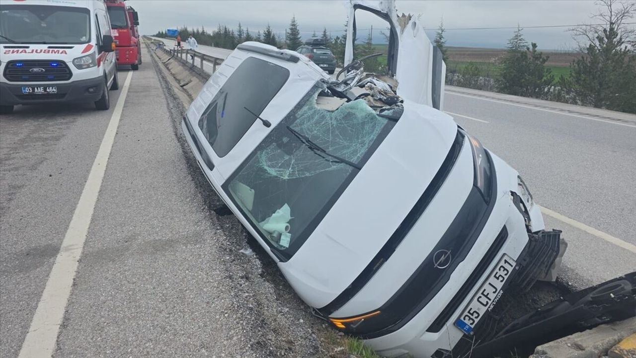 Refüje çarpan araçtaki bir kişi öldü bir kişi yaralandı