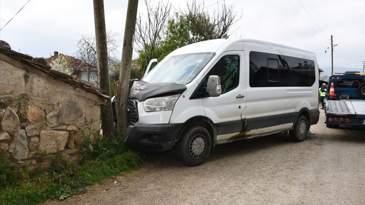 Servis, elektrik direğine çarptı: Çok sayıda yaralı var!