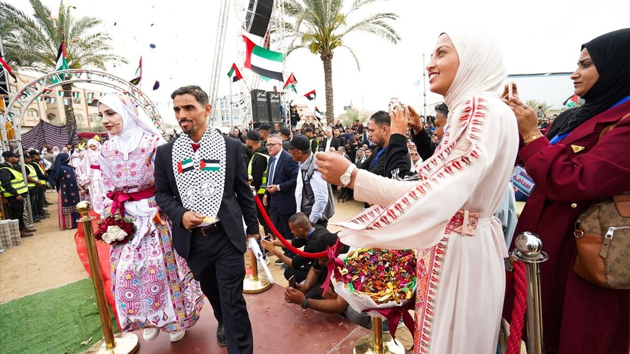 Gazze'de 150 çift toplu düğünle dünya evine girdi